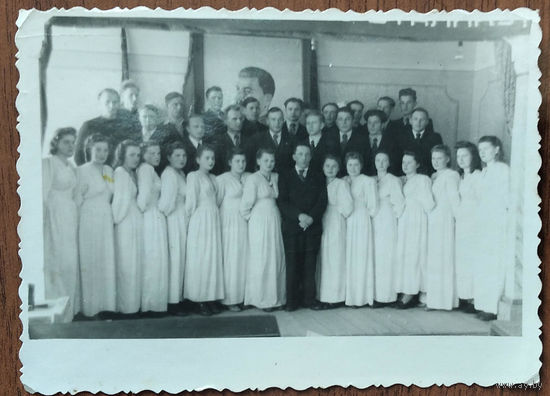 Фото из СССР. Хор на фоне вождя. 1950 г. 8х11 см.