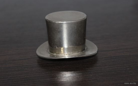 Многоразовая пробка для бутылки, с декоративным навершием в виде шляпы.