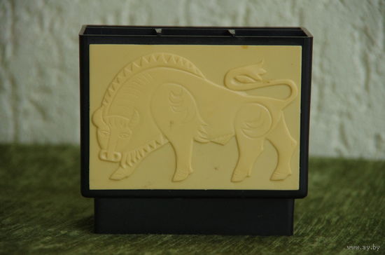 Карандашница из СССР   (  высота 10 см , ширина 12,5 см )