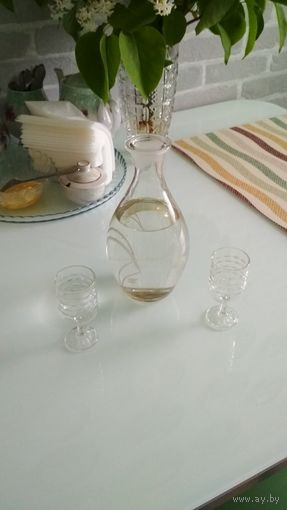 Графин для водки 0.5 л. + 2 рюмки.