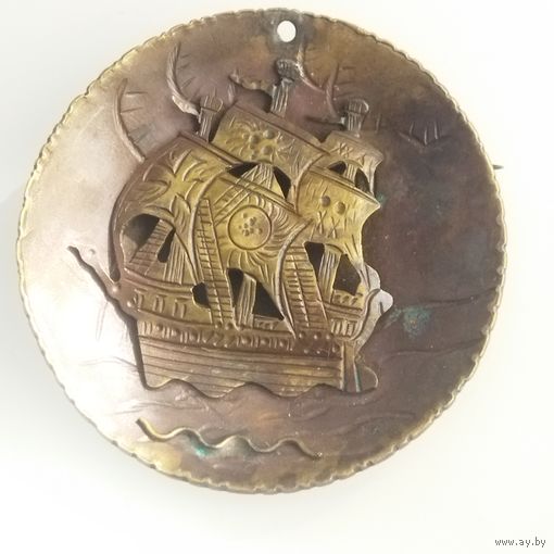 Крупная старинная антик - брошь " Фрегат". Латунь. Гравировка. Нач. 20 в. 5 см.