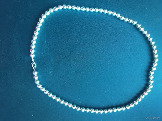 Красивые металлические бусы серебристого цвета.