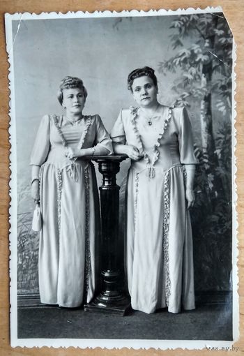 Фото двух дам. 1950-е. 11.5х17 см.