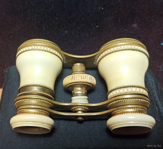 Антикварный английский театральный бинокль из кости и латуни, выпуск около 1900 года.