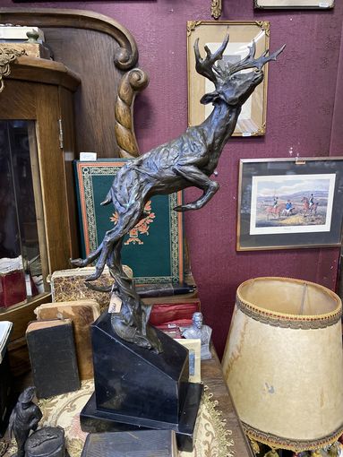 Большая бронзовая фигура Олень