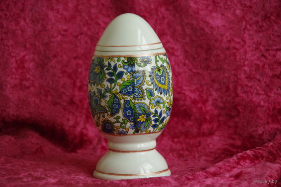 Статуэтка  фарфоровая " Яйцо- штоф "  16 см  ( целая )