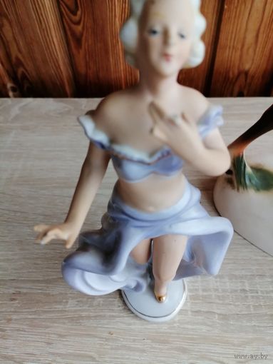Фарфоровая статуэтка дама,дефект пальчиков,с рубля