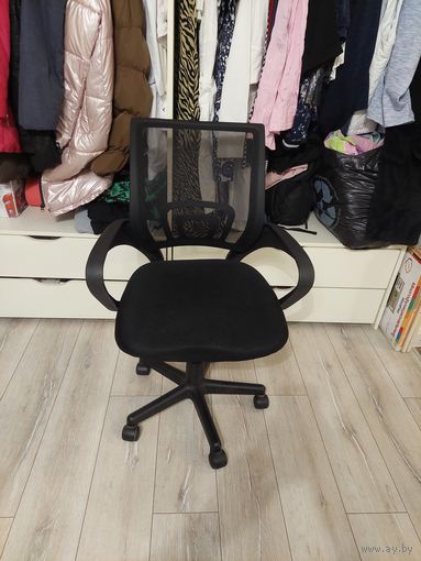 Компьютерное офисное кресло, в отличном состоянии, всё работает, ничего не сломано, не порвано, без пятен. Газлифт хороший. Смотрится красиво. Высота сиденья 41-53 см.