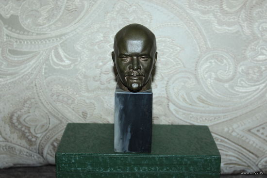 Бронзовый бюстик В. Л. Ленина на основании из камня, времён СССР, высота 13 см.