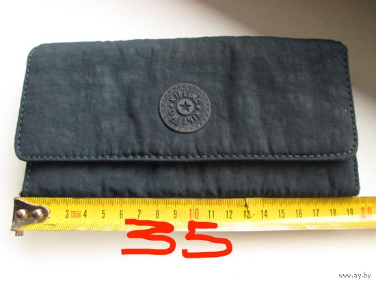 Кошелек от Kipling выполнен из плотного нейлона,