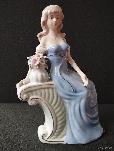 Статуэтка фарфоровая Девушка с букетом, высота 25 см. Европа