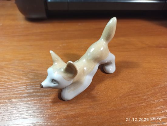 Статуэтка фарфоровая Лисичка перед прыжком с рубля