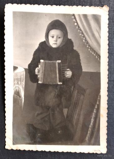 Фото мальчика с гармошкой. 1947 г. 8х11 см.