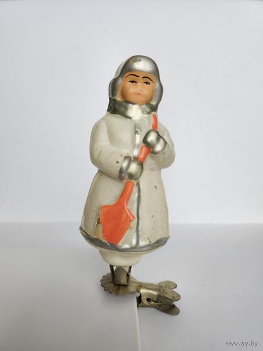 Елочная игрушка Мальчик с лопаткой