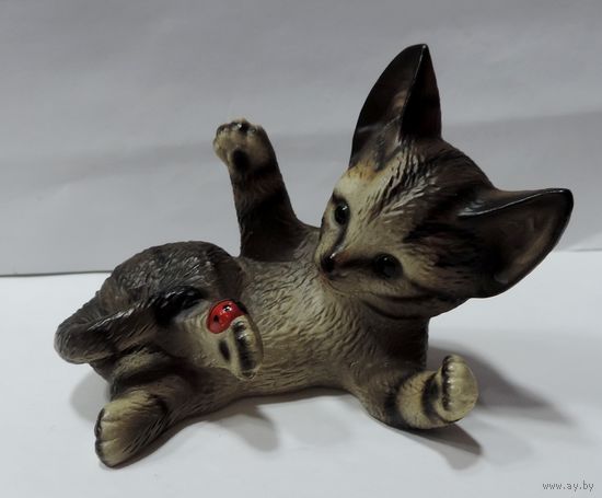 Статуэтка фарфоровая "Кот с божьей коровкой". Япония. Высота 7 см. Длина 8.5 см.