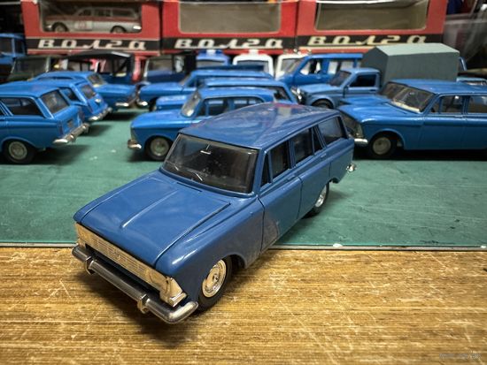 Москвич 427 тёмно-синий, нечастое коричневой дно, черный салон. Пятничный вечер в синих тонах. Не забываем делать себе подарки к 23 февраля!