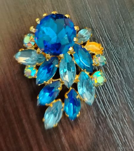 Винтажная брошь выполненная в сине голубой гамме , выполненная из чешского стекла ( Яблонекс ) с Аврора Бореалис