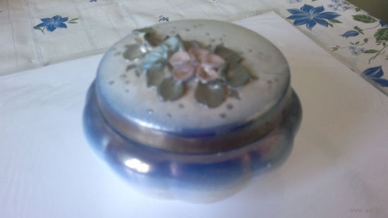 Шкатулка фарфоровая (СССР), высота - 6 см, диаметр в широкой части - 9 см.