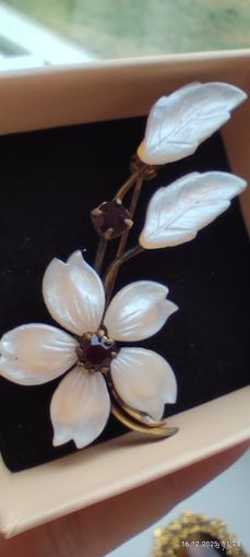 Брошь перламутр старенькая