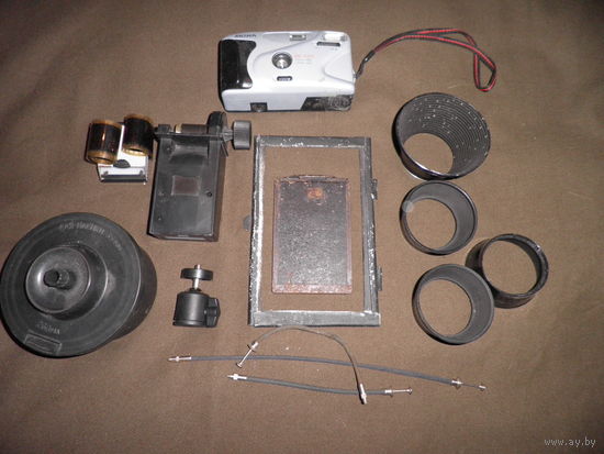 Фото принадлежности разные,ф-т SKINA,тросики,бленды,проявочный бочок,фотокассета,штативная поворотная головка,приспособление для просмотра кадров пленки.С рубля.