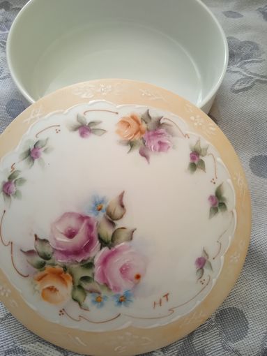 Шкатулка старинная фарфор d 12,5 cm  h 4,1cm