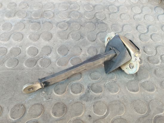 Ограничитель открывания двери передней правой Mitsubishi Carisma