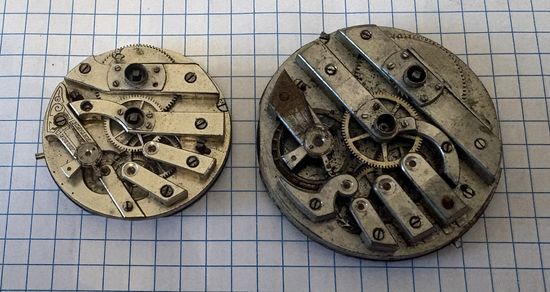 Два механизма к карманным часам . Диаметр 4 см и 5 см