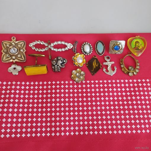 Коллекция винтажных украшений и аксессуаров,из 15 предметов:  украшения с жемчугом и камнями, броши и серьги, декорированные искусственным жемчугом, стразами и цветными вставками. Для мас