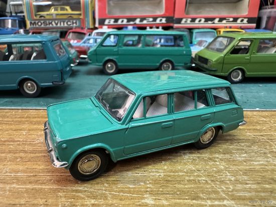 ВАЗ-2102 цвет кипарис. Вечер четверга в зеленых, и не только, тонах. Ставим будильник на 22-00 и пополняем свои саратовские собрания!