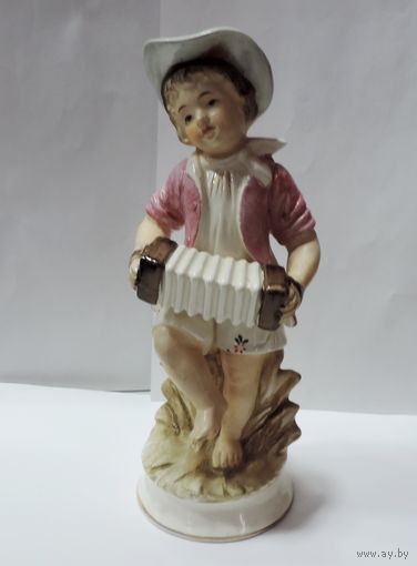 Крупная статуэтка фарфоровая "Мальчик с гармошкой" 70-80-е годы Европа. Высота 21.5 см.