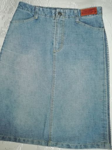 Красивая фирменная джинсовая юбка, с необычной отделкой в полоску, 44-46 размера, с внутренними карманами сппреди,накладными сзади, шлицей.