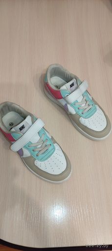 Кроссовки для девочек.