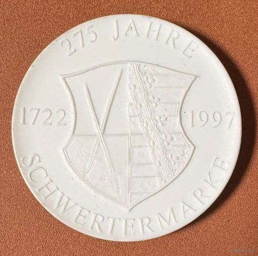 Фарфоровая медаль 275 лет клейму меча. ГДР Мейсенский фарфор