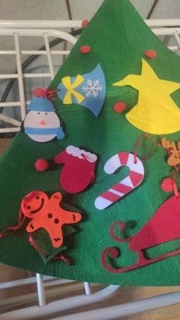 Фетровая елка большая + 13 игрушек. Высота 53 см, хорошее состояние. Идеальна для малышей, можно придумать игры (на ловкость, на скорость и т.д.)