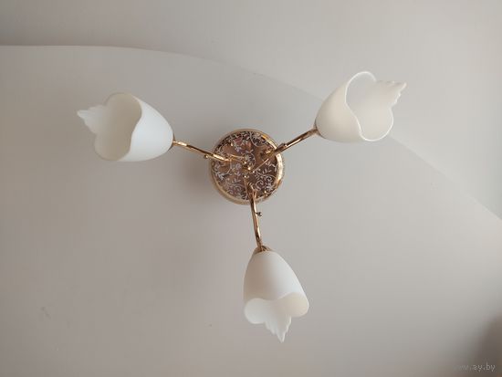 Люстра на три плафона