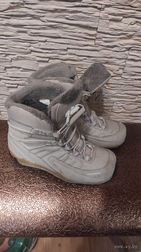 Всепогодные женские ботинки MAMMUT на 39-40 рр. для прогулок и трекинга, оснащённые водонепроницаемой мембраной и подошвой Vibram. Подошва обеспечивает сцепление на различных поверхностях. Очень теплы