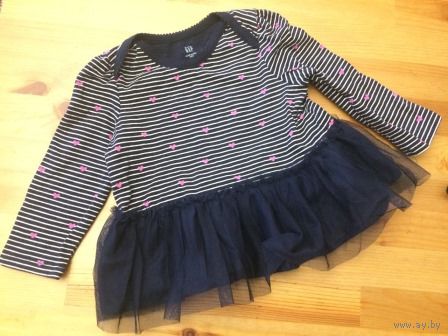 Стильная кофточка Gap на 12-18 мес (рост 74-80 см). Состояние нового, после стирки висела в шкафу, забыли про нее, сейчас выросли. Цвет темно-синийЮ, снизу красивое кружево. Покупали в Америке. Длина