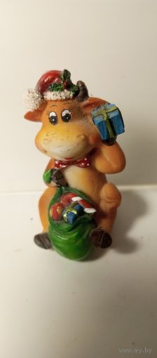 Статуэтка КОРОВА С ПОДАРКАМИ