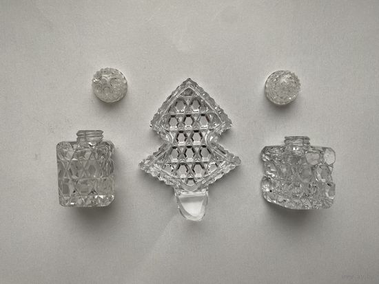 Солонка и перечница на подставке.