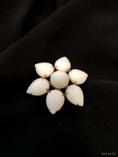 Брошь, винтаж молочное стекло