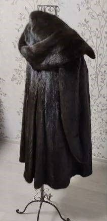 Шуба с капюшоном. Длина 90 см. ог-110 см Размер 48.