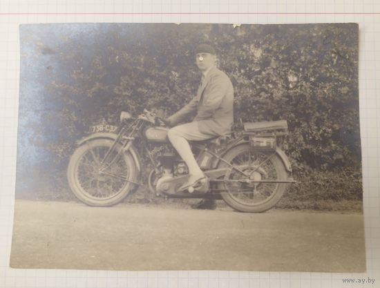 Старинный мотоцикл. Большая фотография. До 1930.