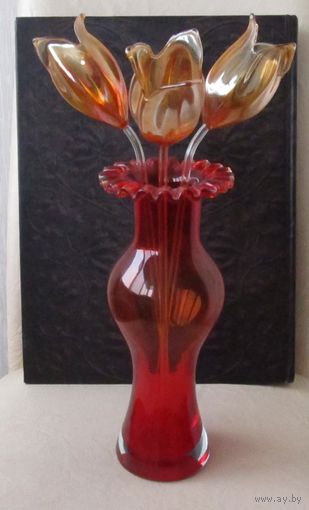 Все лоты с рубля.Ваза красное стекло с тюльпанами Lauscha?,тонкое стекло.