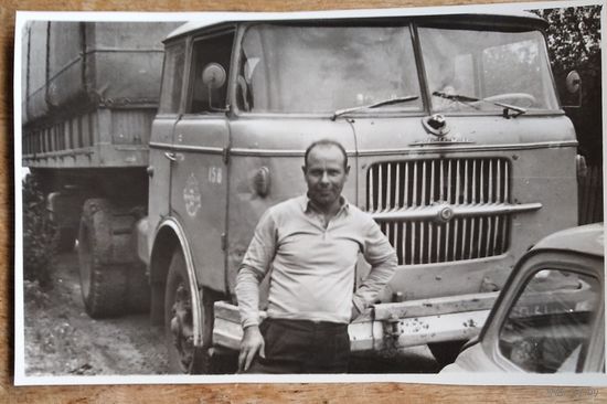 Фото у грузового автомобиля Шкода. 9.5х14 см.