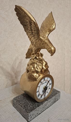 Орел часы Бронзовая птица на мраморе