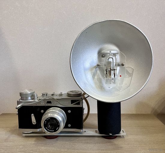 Фотоаппарат ЛЕНИНГРАД, выпуска 1961г. со вспышкой ЭВ-1 Молния