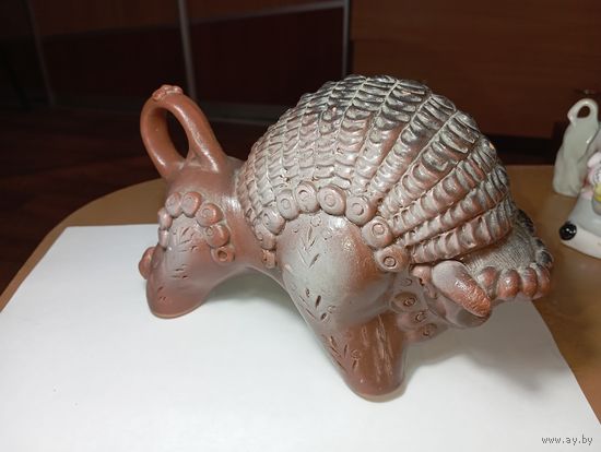 Керамическая глазурованная статуэтка зубра  с клеймом , характерная для советского периода (1970-е годы