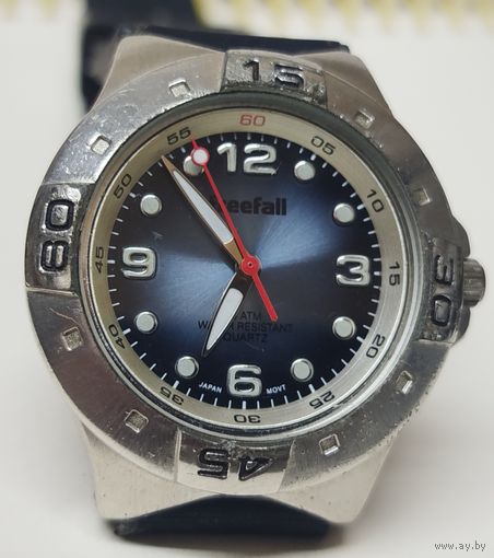 Часы "Freefall" состояние хорошее,безель вращается+каучуковый ремешок в комплекте!