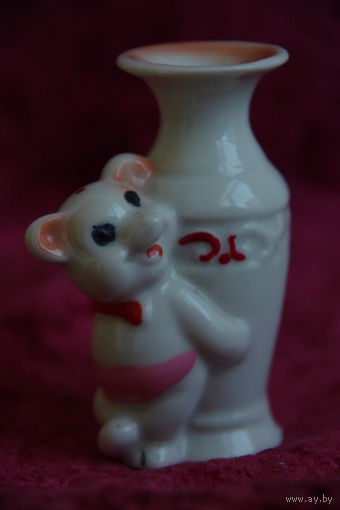 Статуэтка фарфоровая целая , высота 7,5 см