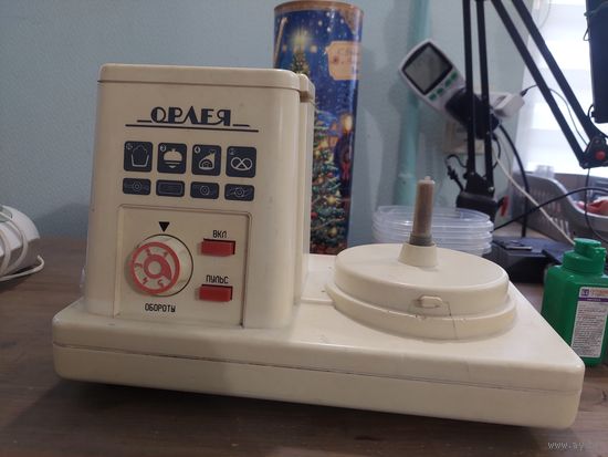 Советский кухонный комбайн Орлея, 500 Вт, в рабочем состоянии, есть только основание. На фото пример разобранной машинки из интернета.